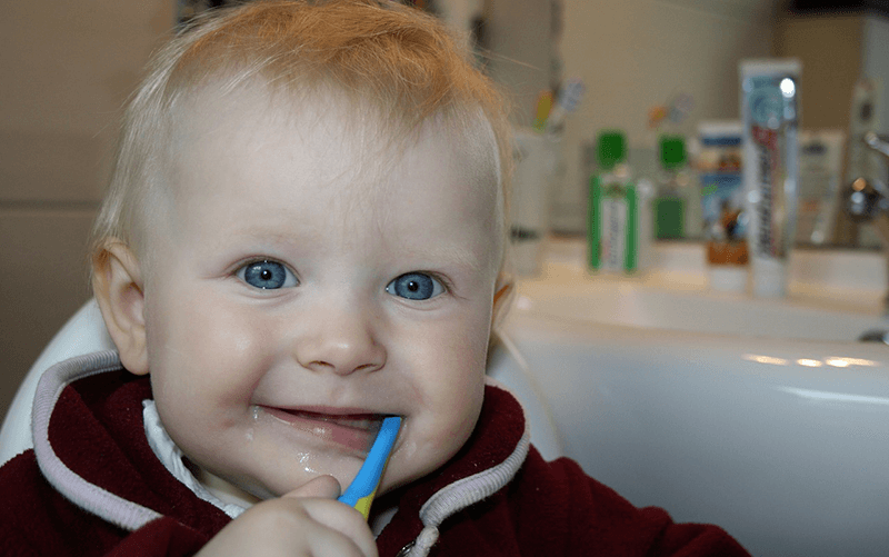 歯磨きする赤ちゃんの画像